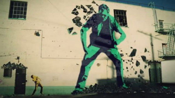 搞笑视频墙壁上的血战大街上出现黄绿巨人